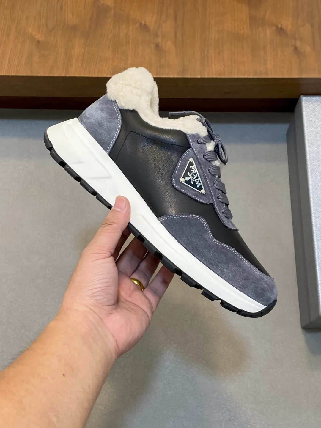 💰780 Prada/Prada Autumn and winter men's leather lace-up sneakers. Top-quality goods produced in Dongguan. Imported Nappa cowhide leather upper with raised layered design. Light and breathable, soft and comfortable. Genuine calfskin leather edging has a distinctive sporty style. The leather tongue is equipped with the classic PRADA letter red rubber label badge to fully display the brand style. The transparent air-cushion midsole is equipped with a lightweight tread rubber outsole. It is light and increased by about 4CM. The inner lining is Excellent foot feel. Comes with original packaging. 38-44 (customized at 45). Size: 39-40-41-42-43-44. Standard leather shoe size.